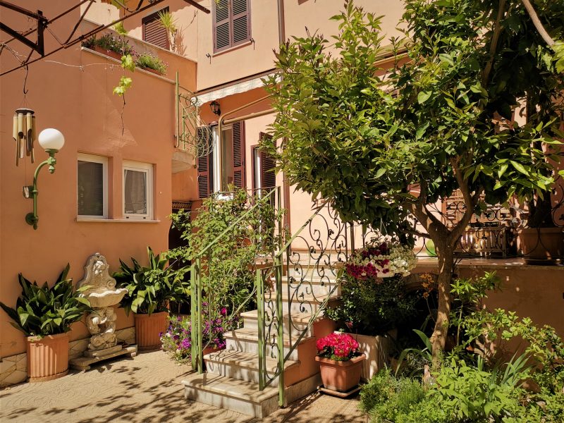 Appartamento in centro con terrazzo e corte