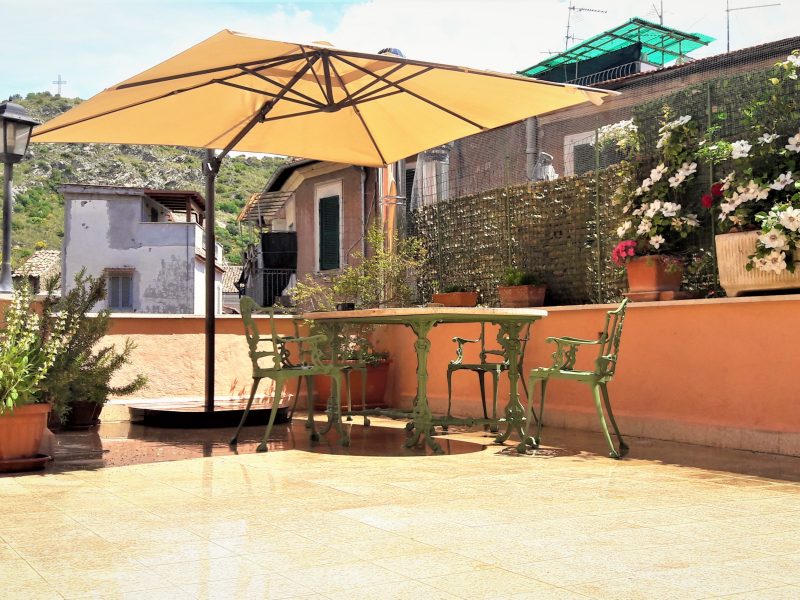 Appartamento in centro con terrazzo e corte